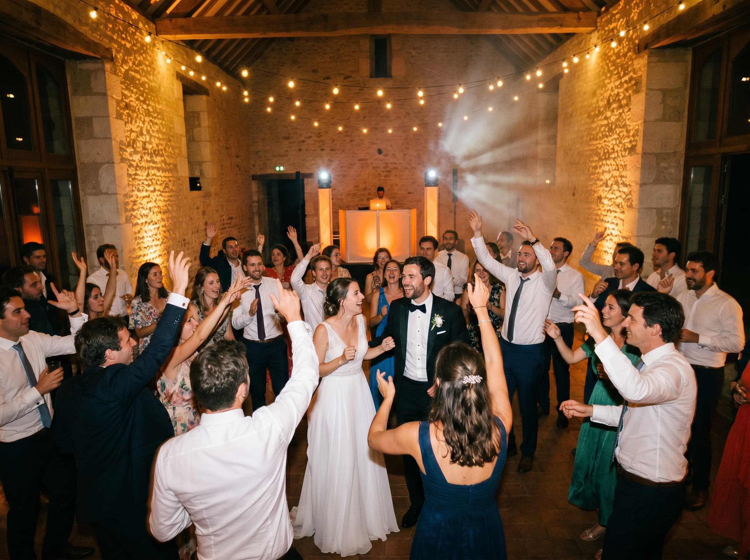 Dancefloor bondé lors d'un mariage en château