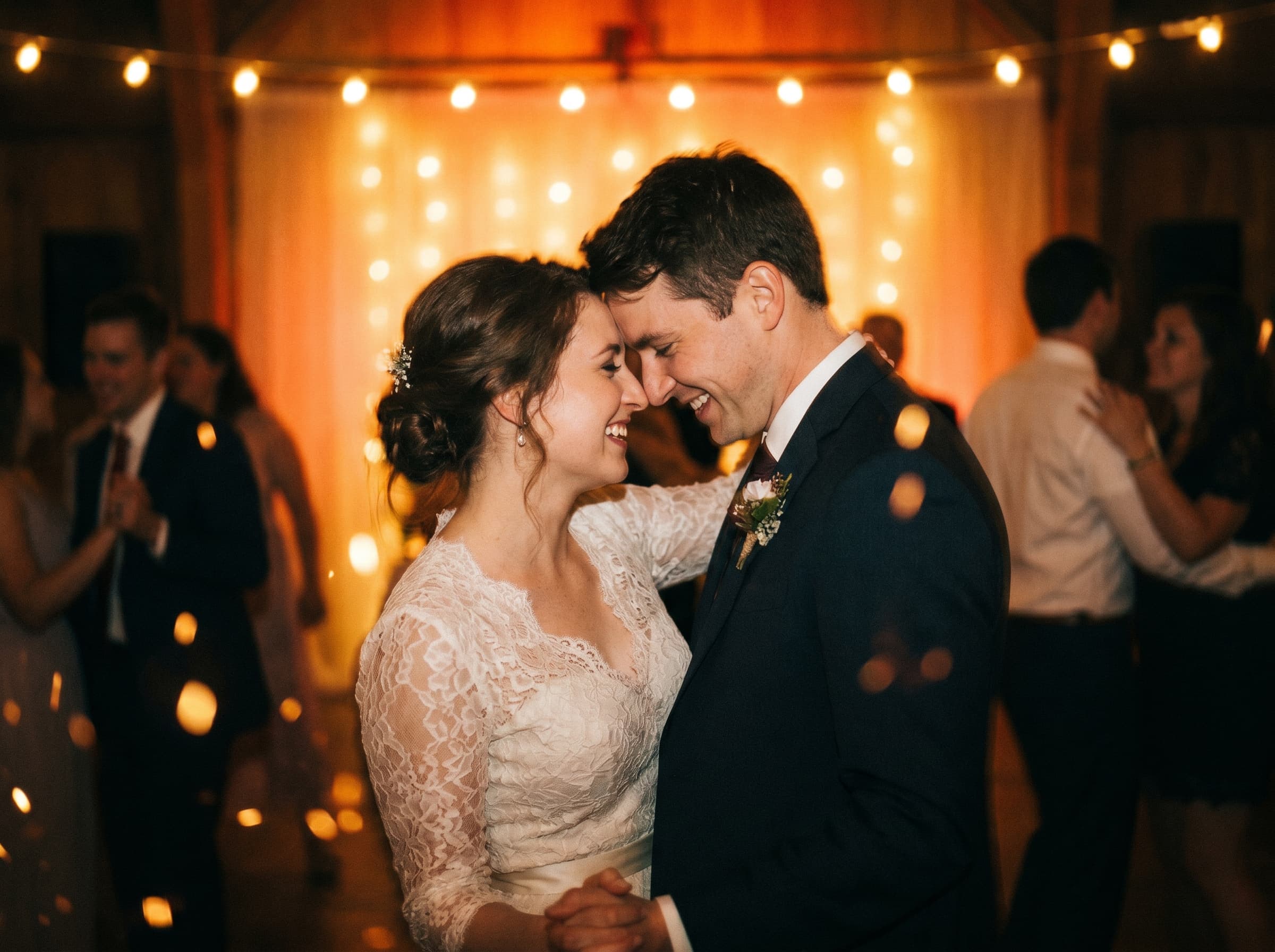 Couple dansant lors d'un mariage en soirée