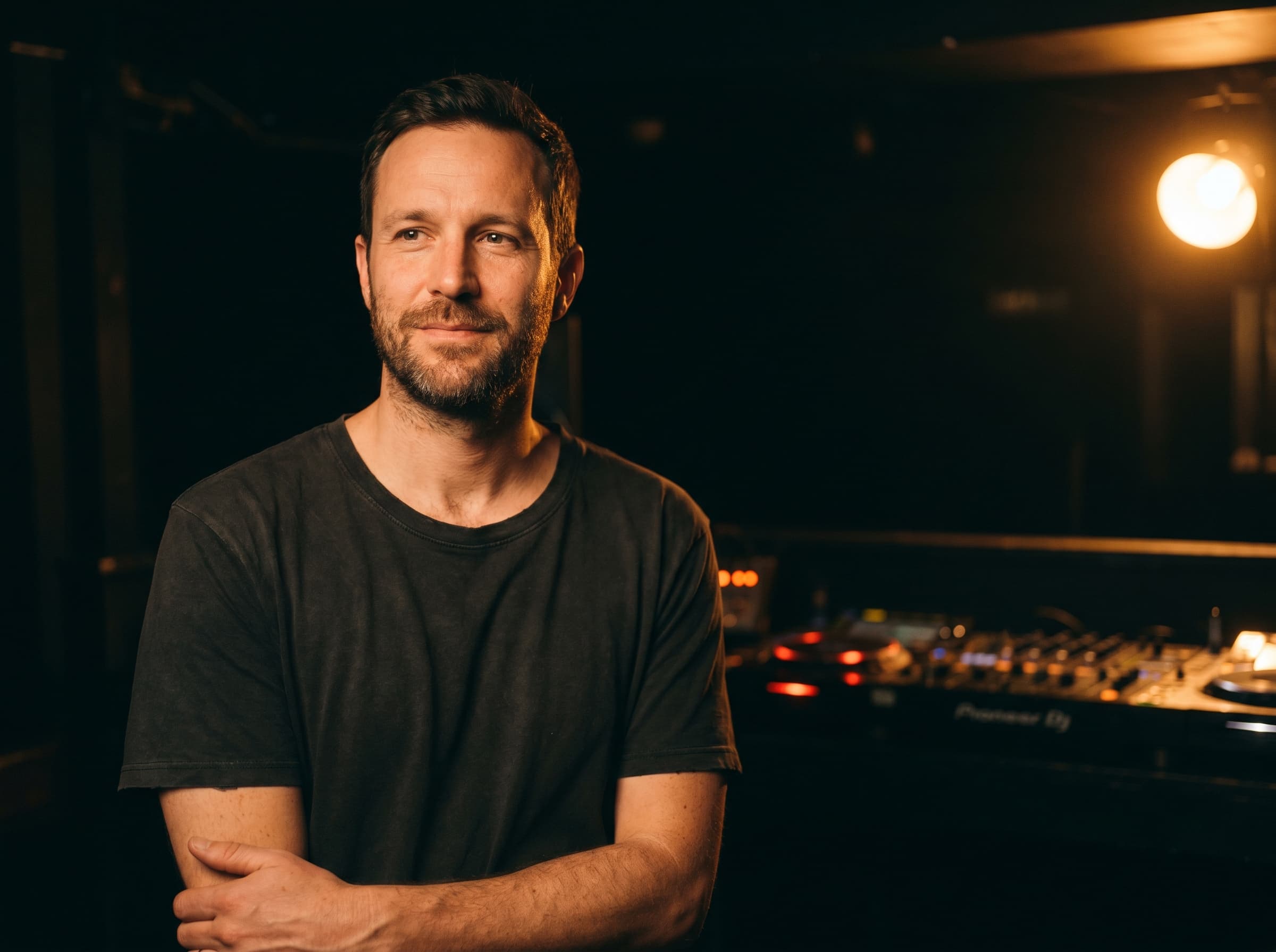 Portrait du DJ INSTAN ÉVÉNEMENT dans une salle de réception