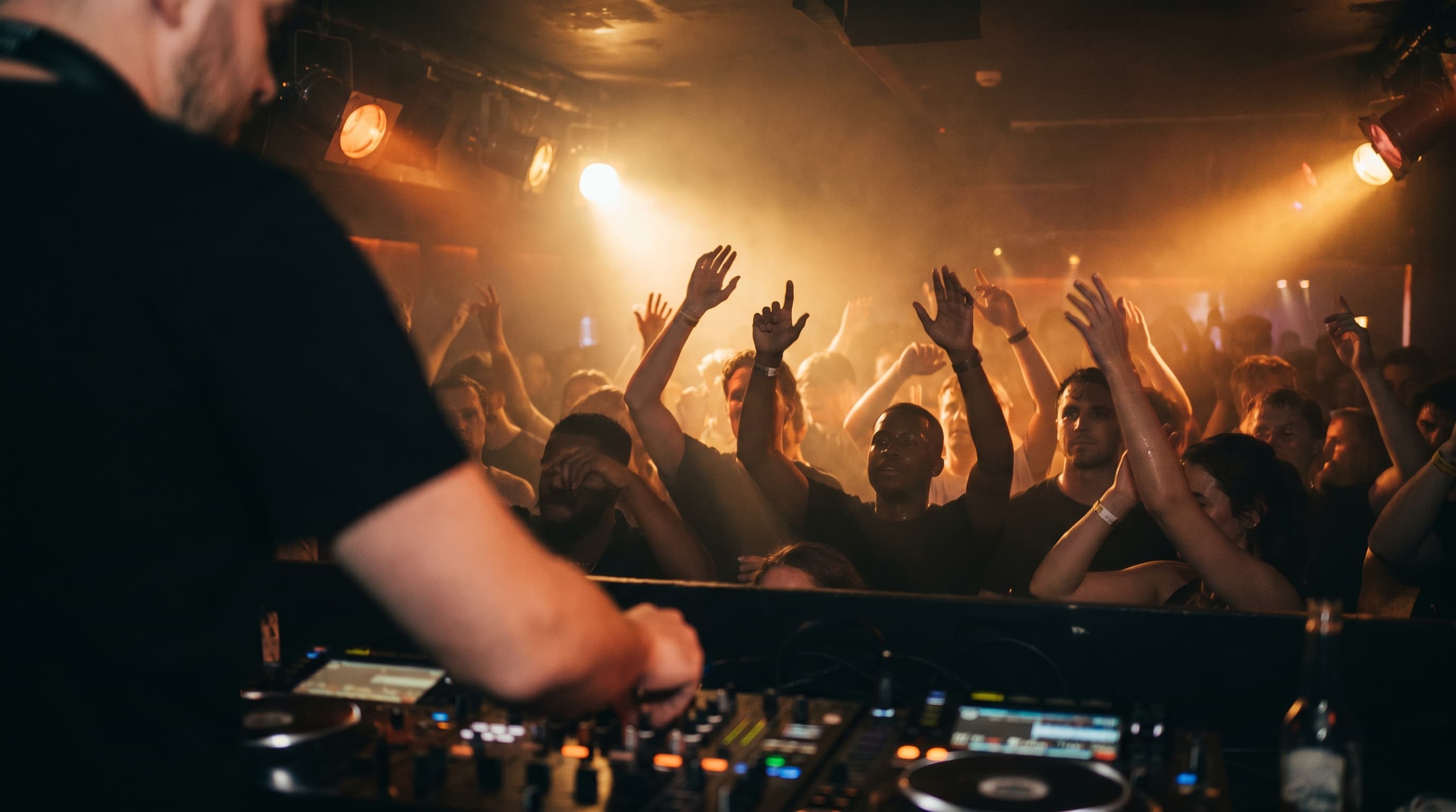 Invités sur le dancefloor lors d'une soirée animée par INSTAN ÉVÉNEMENT
